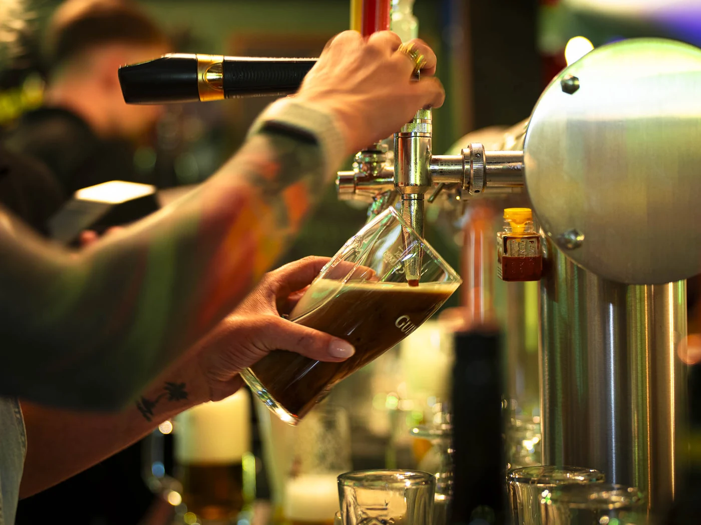 Frisch gezapftes Bier an der Theke des Shamrock Pub in Remscheid-Lennep.