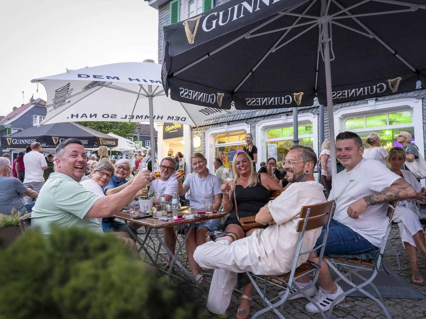 Gäste sitzen auf der Terrasse des Shamrock Pub am Alter Markt in Remscheid-Lennep.