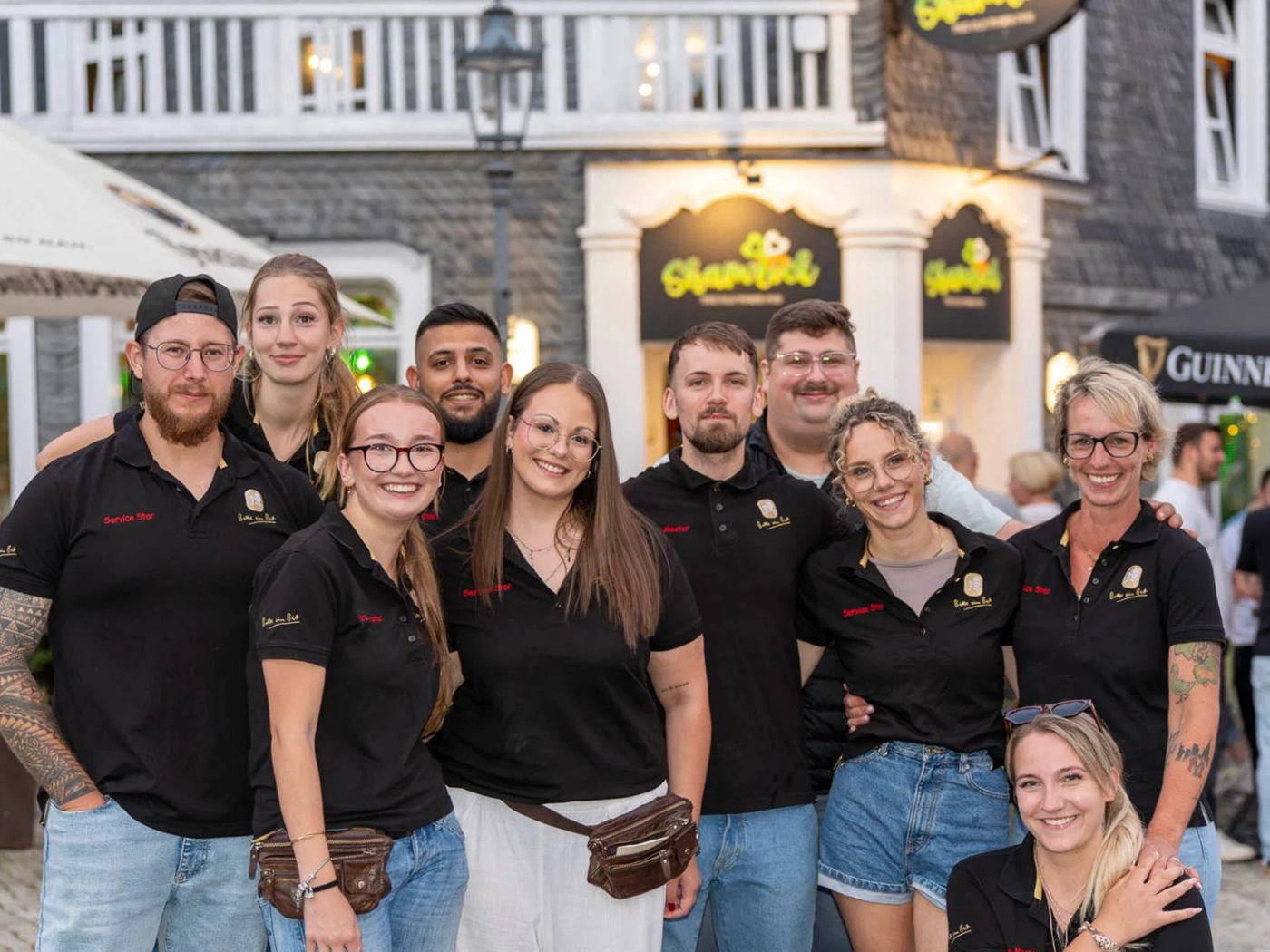 Das Team des Shamrock Pub vor dem Eingang am Alter Markt in Remscheid-Lennep.